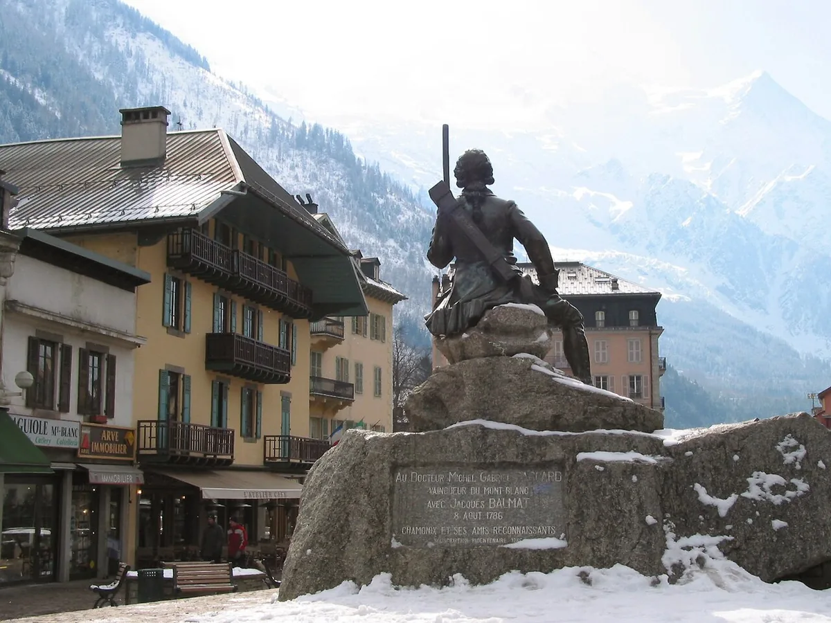 Statue de Michel-Gabriel Paccard observant le mont Blanc depuis Chamonix