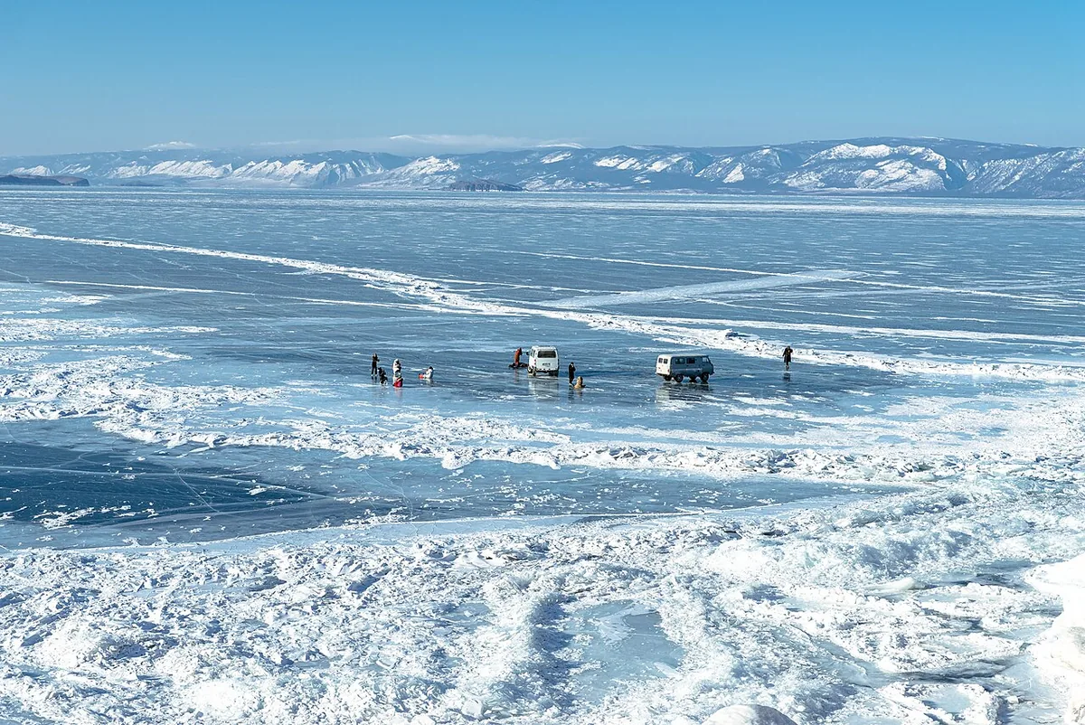 Surface hivernale gelée du lac Baïkal couverte de glace et de neige en Sibérie
