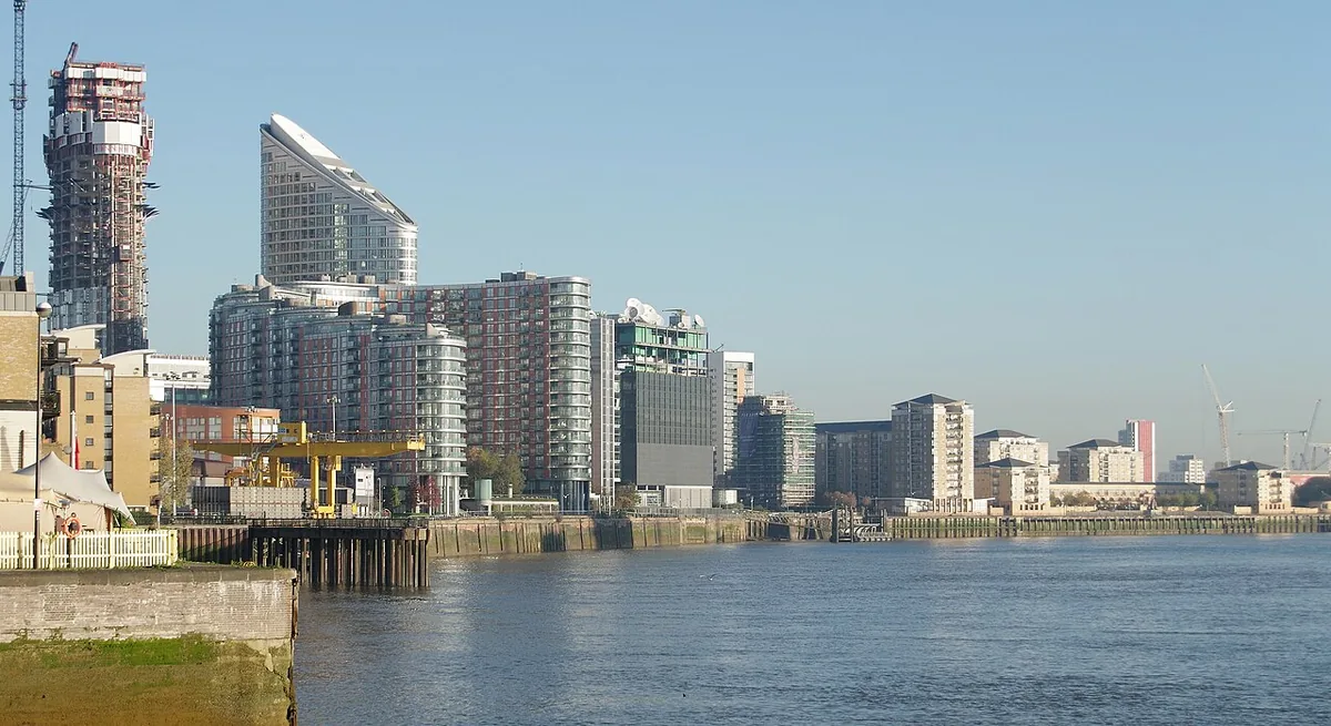 La Tamise traversant la City de Londres, bordée d'immeubles modernes et d'anciens quais reconvertis