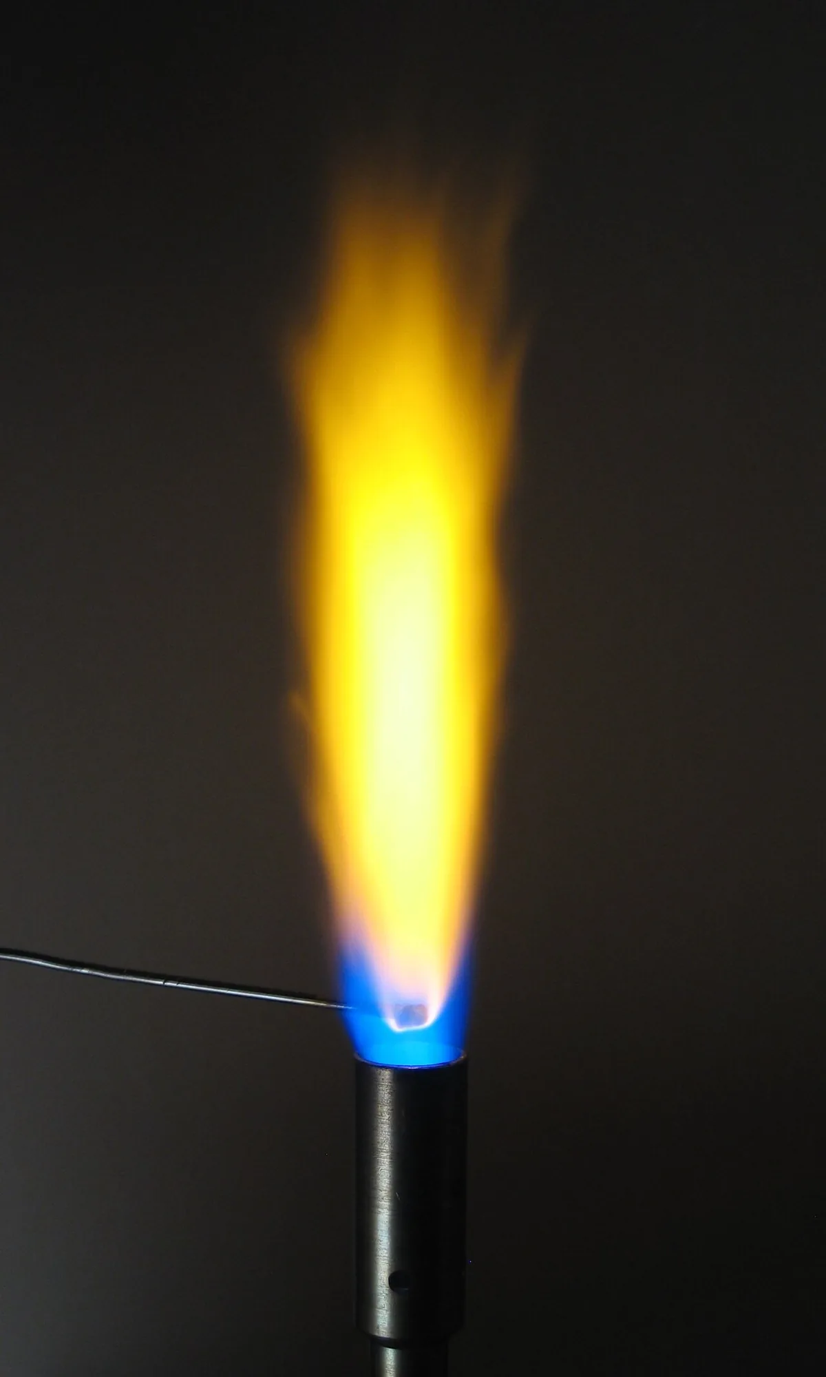 Test de flamme du sodium produisant une flamme jaune orangé caractéristique