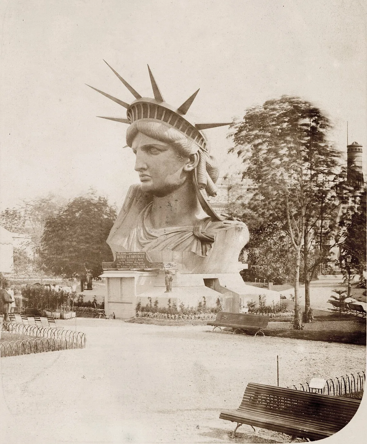 Tête de cuivre de la Statue de la Liberté exposée dans un parc de Paris en 1883 avant l'assemblage