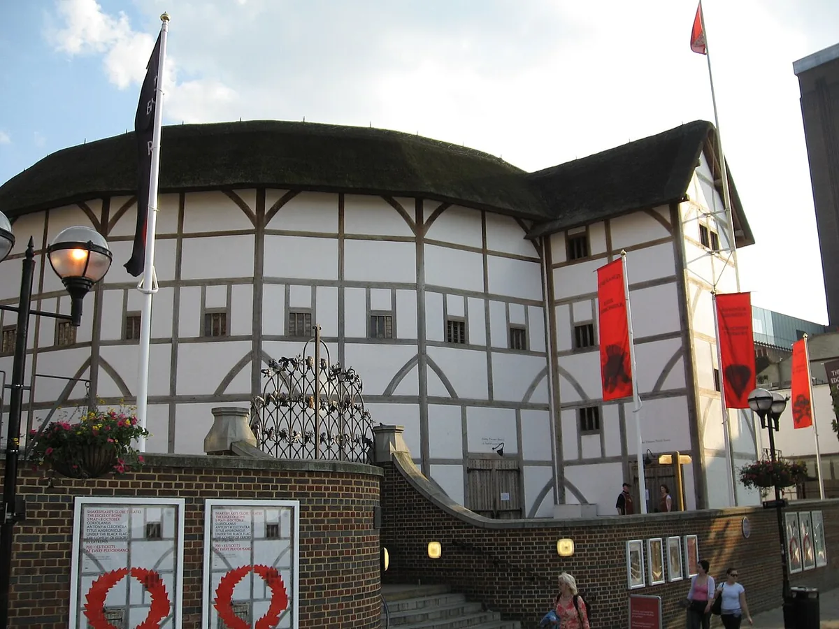 Le théâtre du Globe à Londres, reconstruction moderne au toit de chaume sur la rive de la Tamise