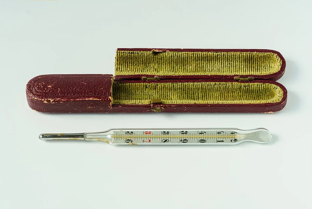 Thermomètre médical à mercure ancien dans son étui en carton doublé de velours, aujourd'hui interdit à la vente en France