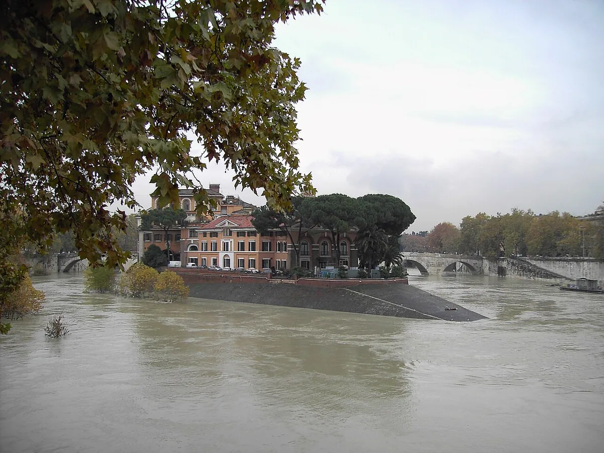 Le Tibre en crue autour de l'île Tibérine à Rome, eaux hautes recouvrant les berges