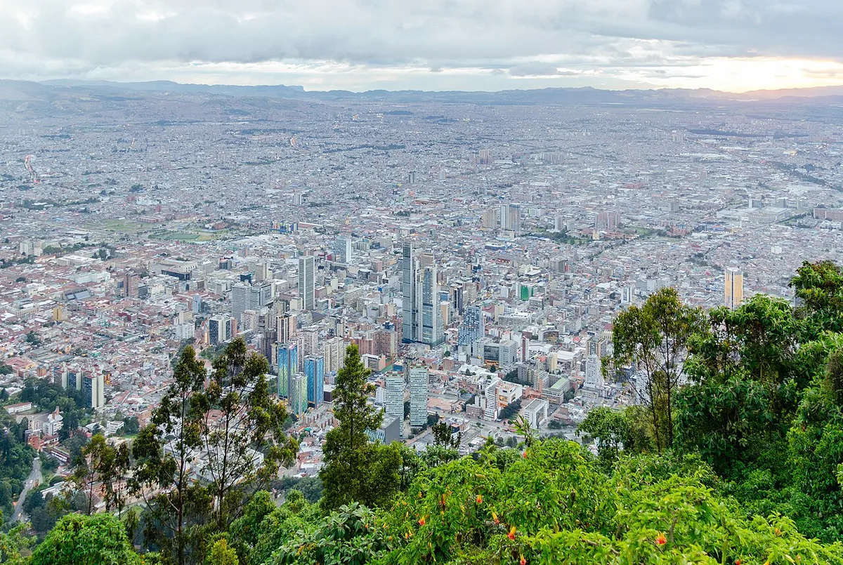 Tissu urbain dense de Bogotá couvrant la savane, vu depuis les hauteurs du cerro de Monserrate en 2023