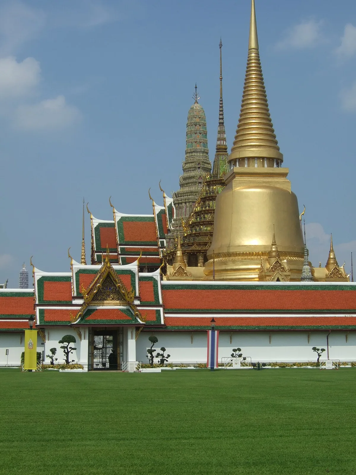 Toits dorés et flèches ciselées du Grand Palais royal de Bangkok fondé par Rama Ier