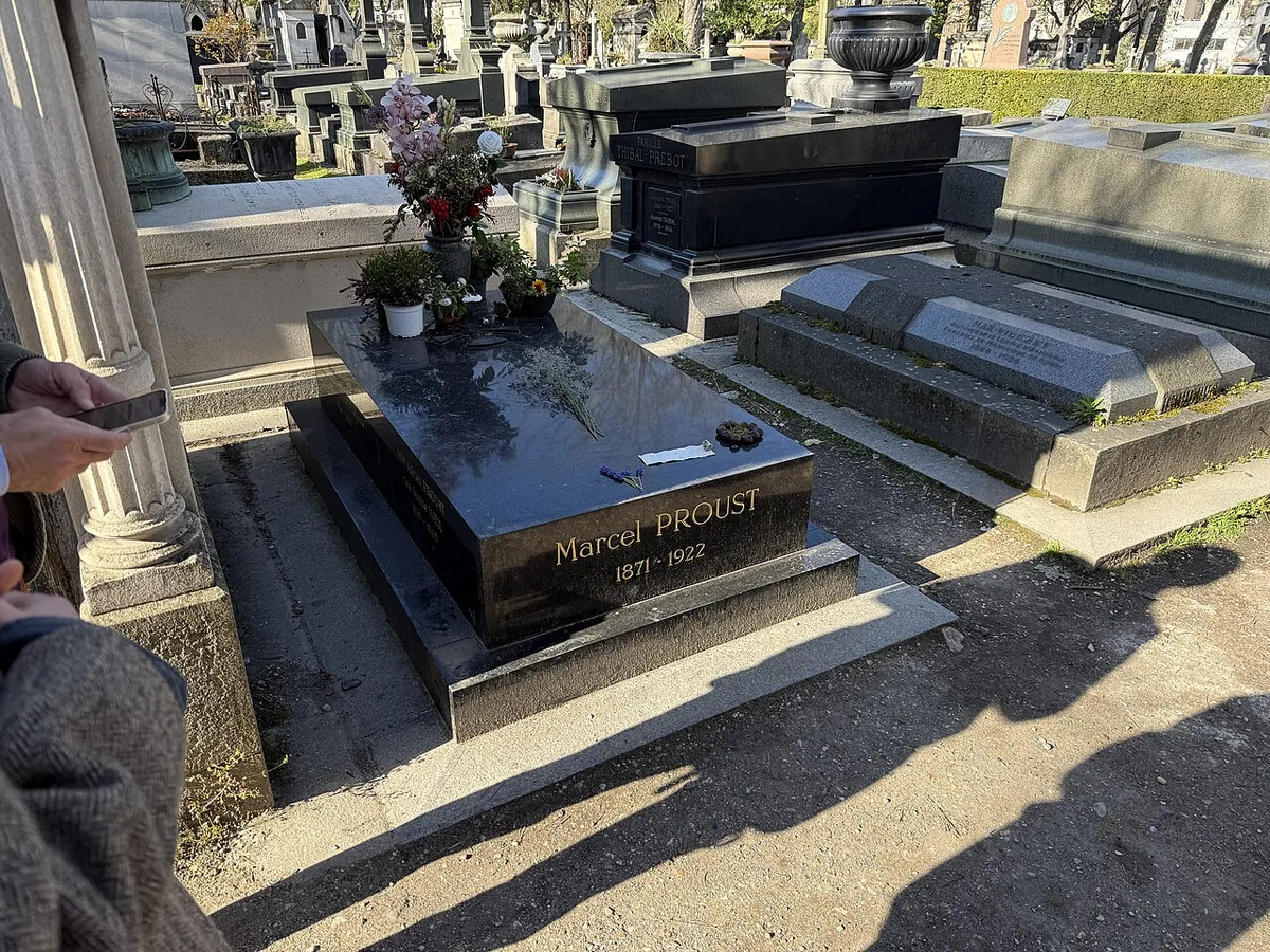 Tombe en marbre noir de Marcel Proust au cimetière du Père-Lachaise, division 85, à Paris