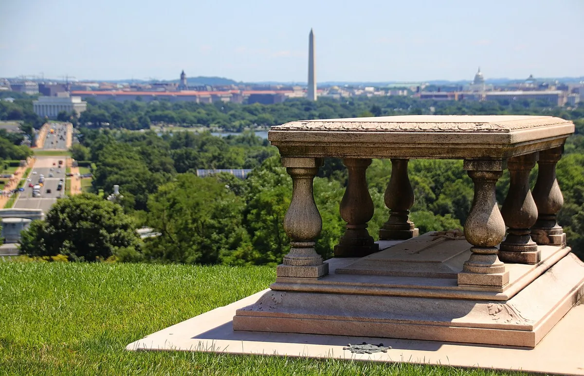 Tombe de Pierre Charles L'Enfant au cimetière national d'Arlington avec le plan de Washington gravé sur la dalle