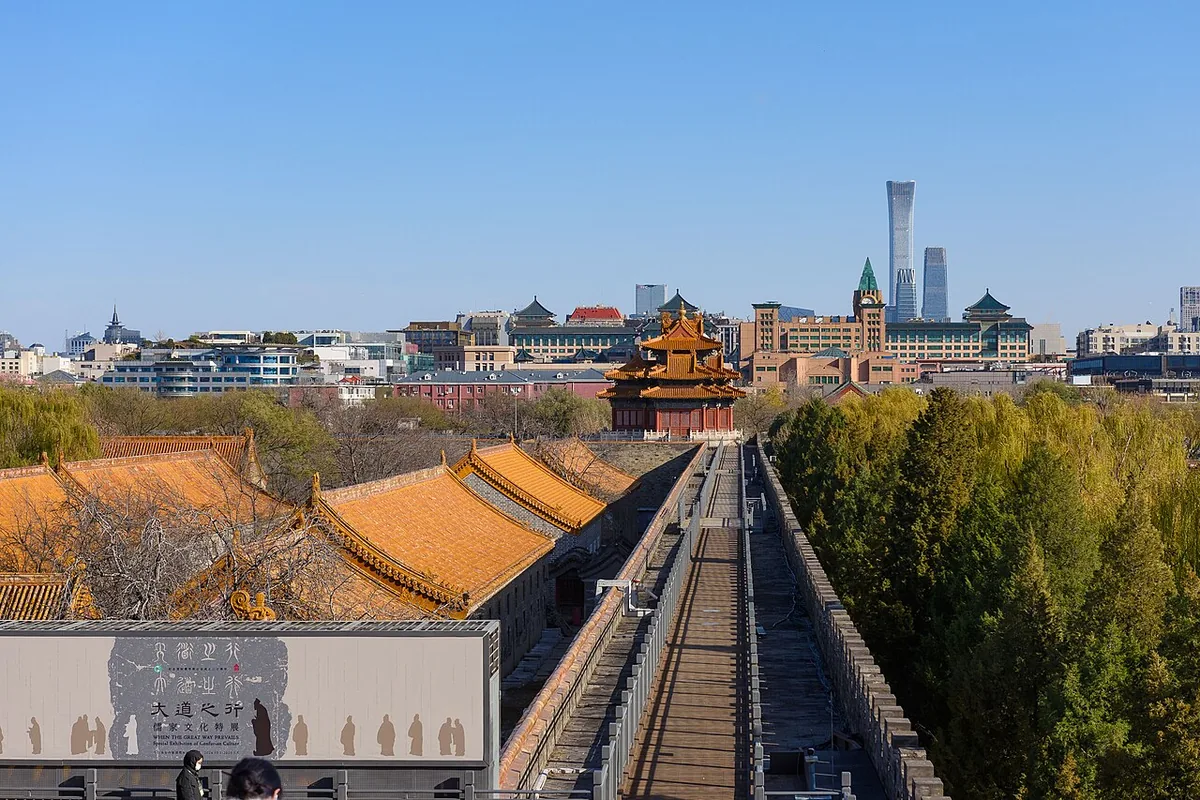 Tour d'angle de la Cité interdite de Pékin au premier plan et gratte-ciel modernes de la ville à l'arrière-plan