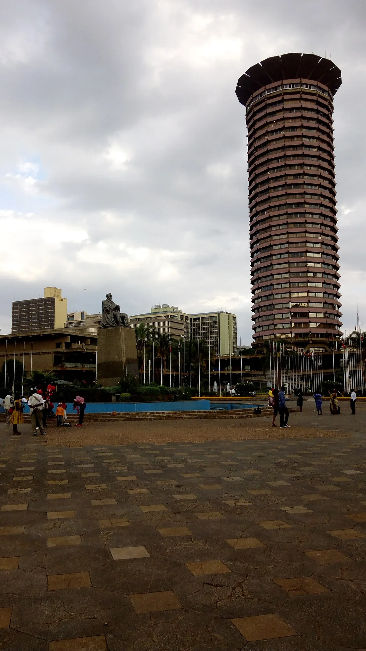 Tour du Centre international de conférences Kenyatta dominant le centre d'affaires de Nairobi, capitale du Kenya