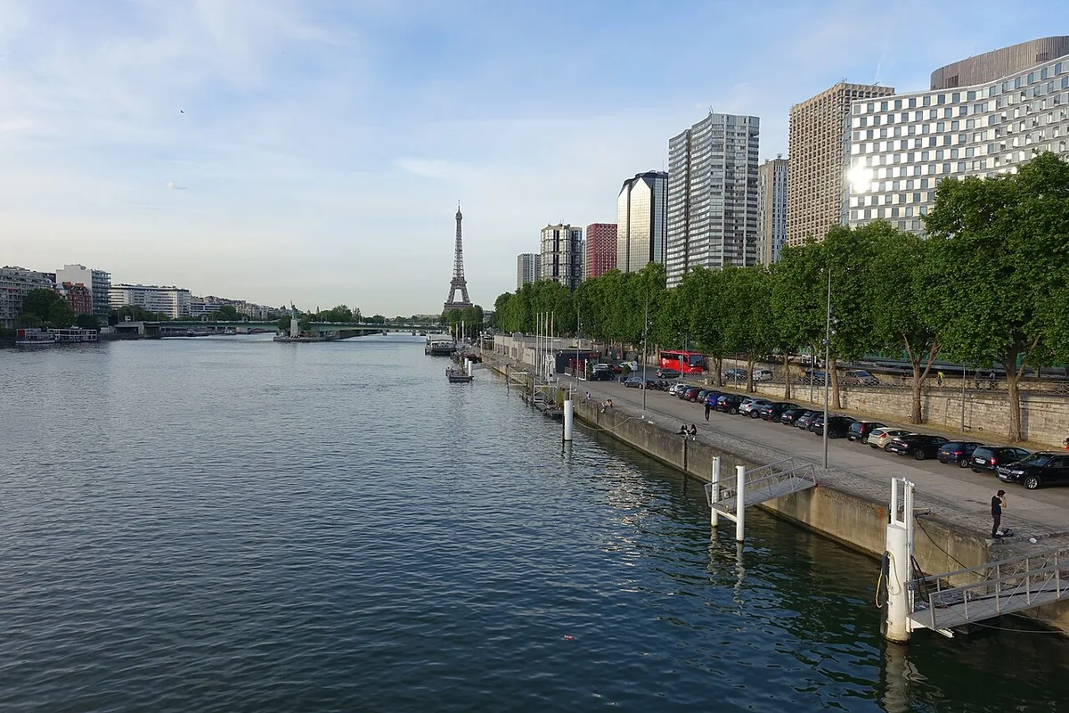 Tour Eiffel et Seine au cœur de Paris, capitale politique et administrative de la France