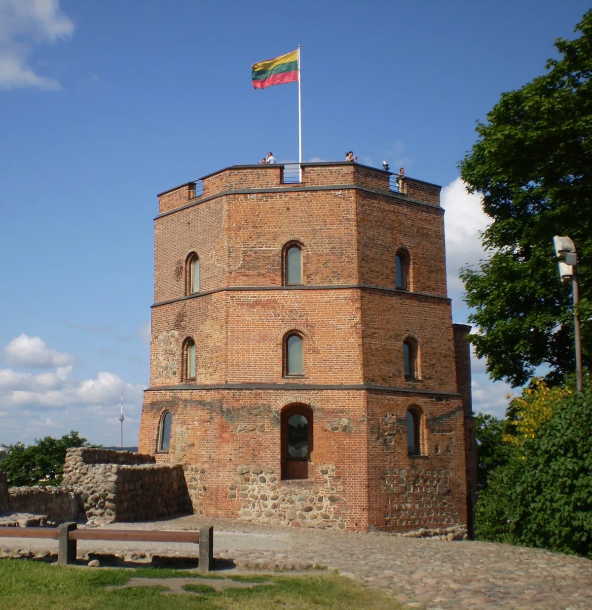 La tour de Gediminas en brique rouge au sommet de sa colline, vestige du château ducal de Vilnius