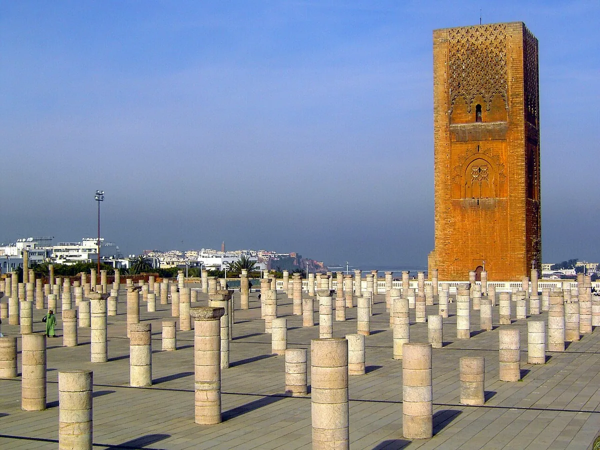 La tour Hassan et ses colonnes tronquées à Rabat, minaret almohade inachevé du XIIe siècle, site inscrit à l'UNESCO