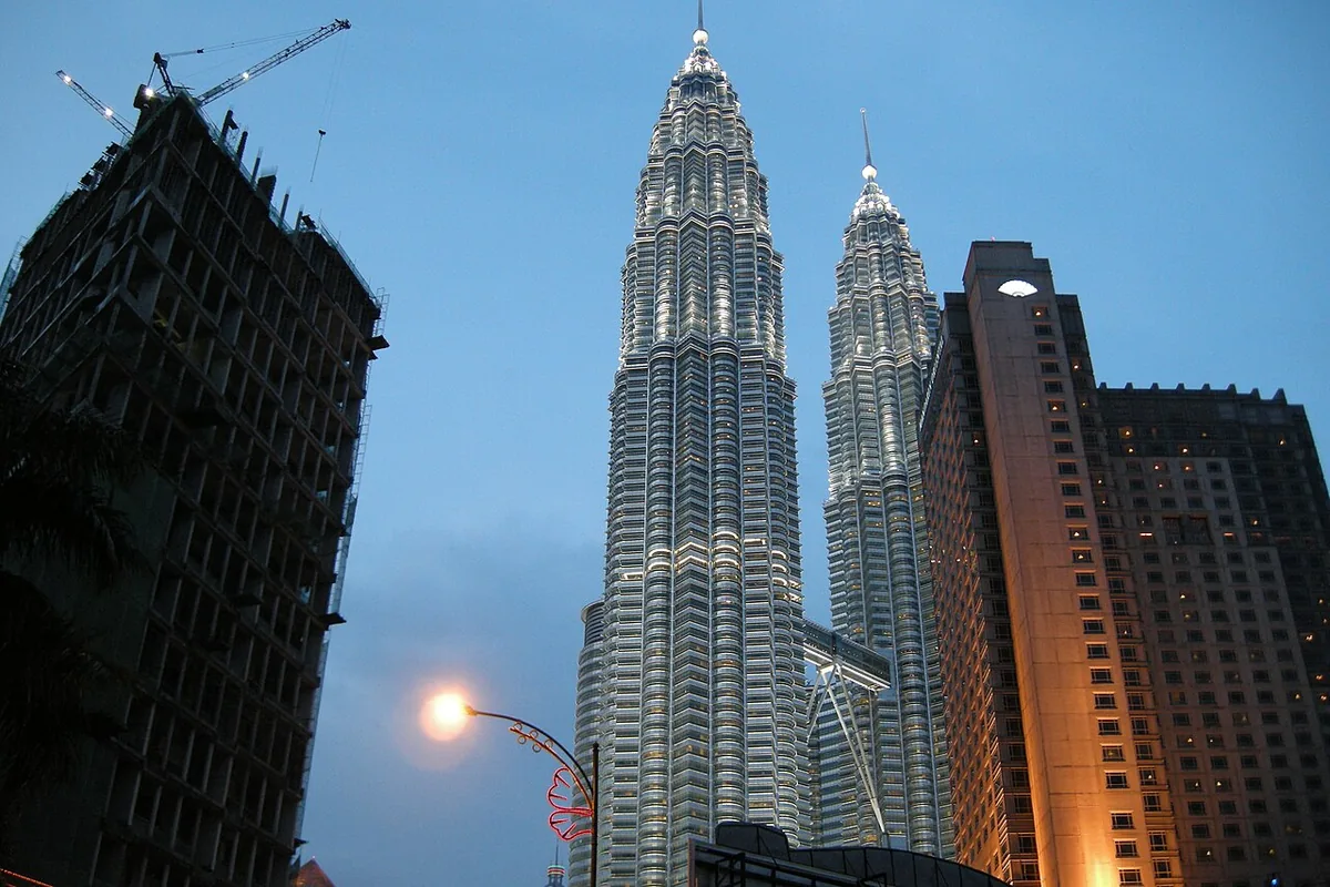 Tours jumelles Petronas illuminées en fin de soirée à Kuala Lumpur, capitale de la Malaisie