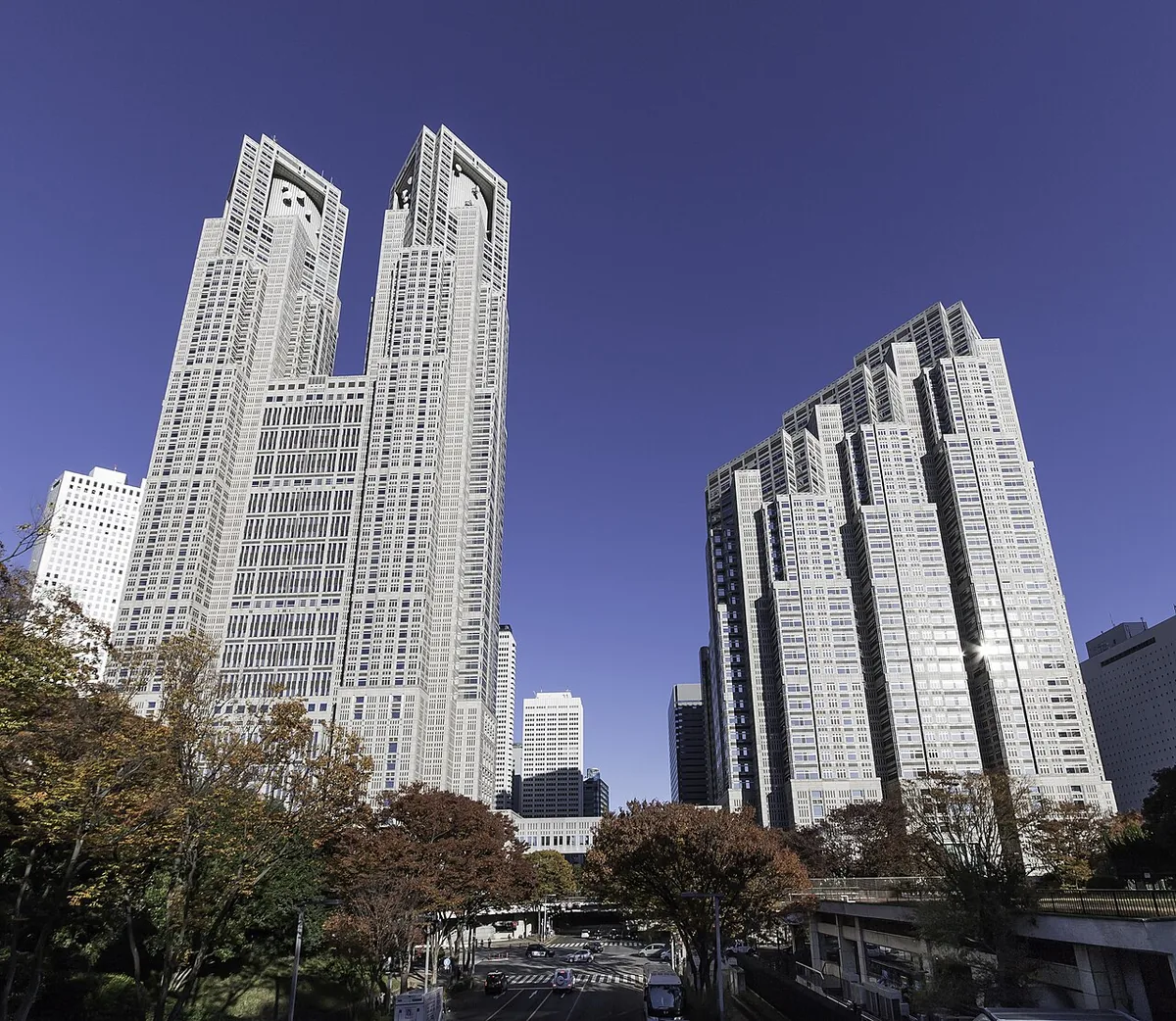 Tours jumelles du siège du gouvernement métropolitain de Tokyo dans le quartier de Shinjuku