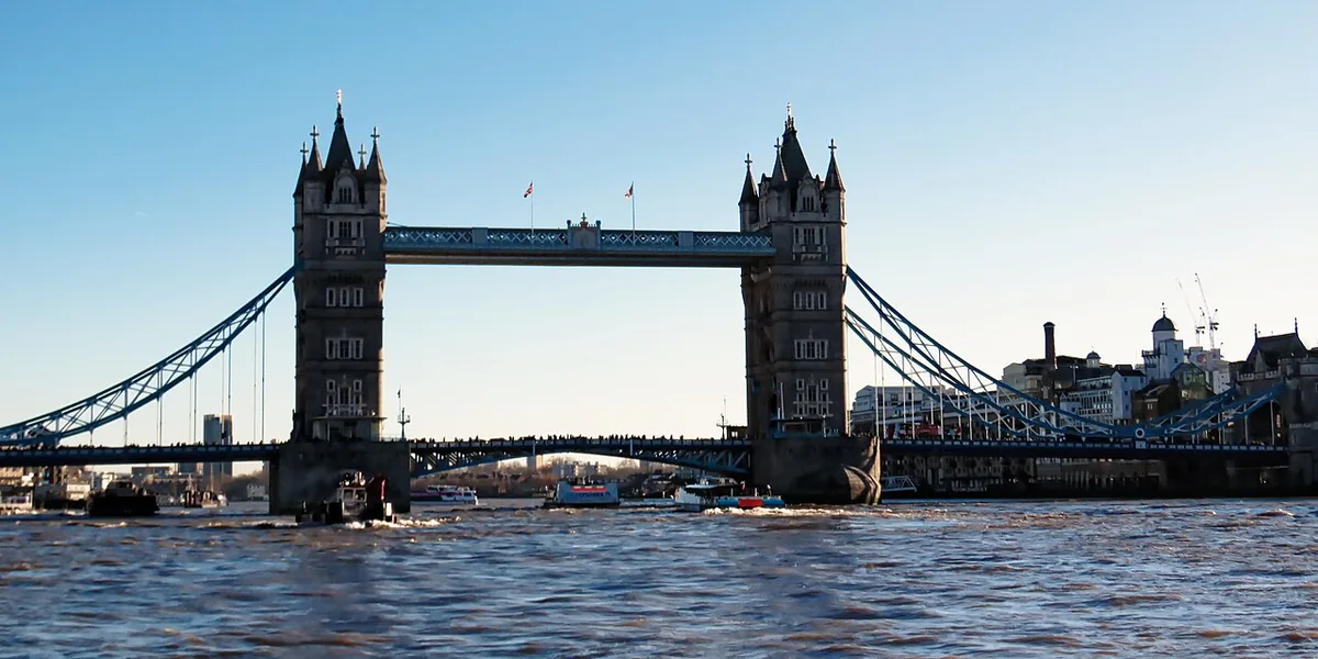 Tower Bridge enjambant la Tamise à Londres, vu depuis l'ouest, avec ses deux tours et son tablier basculant