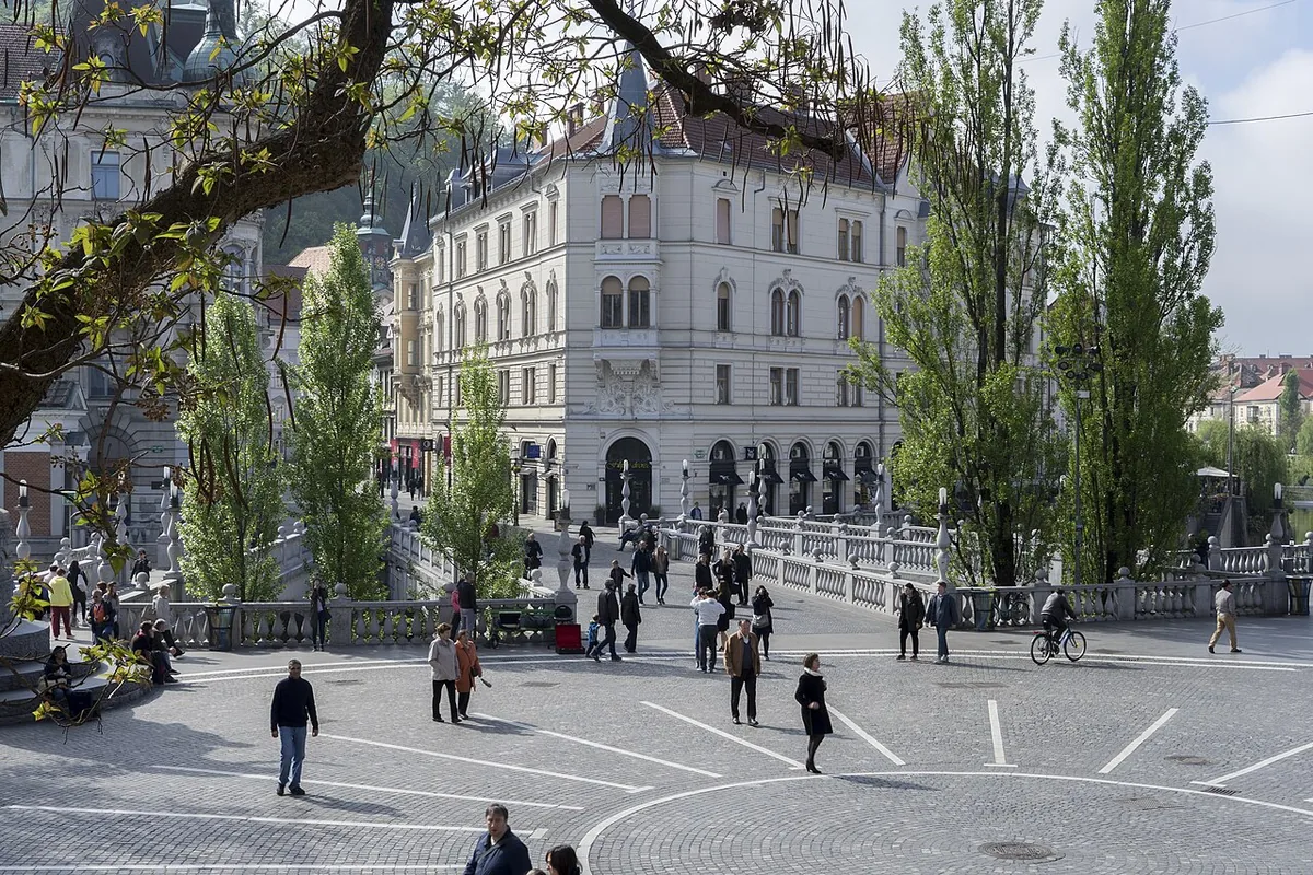 Triple pont de Ljubljana conçu par Jože Plečnik avec ses trois passages sur la Ljubljanica