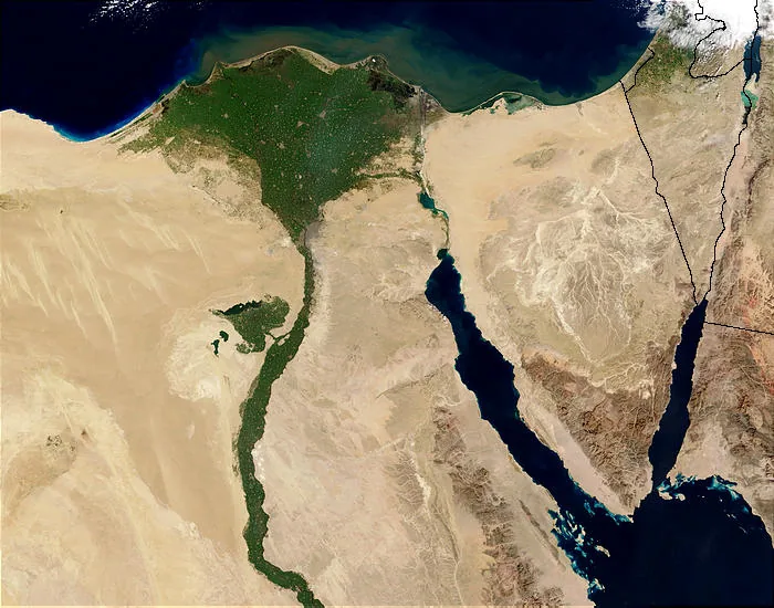 Vallée verte du Nil et vaste delta contrastant avec les déserts d’Égypte vus depuis l’espace