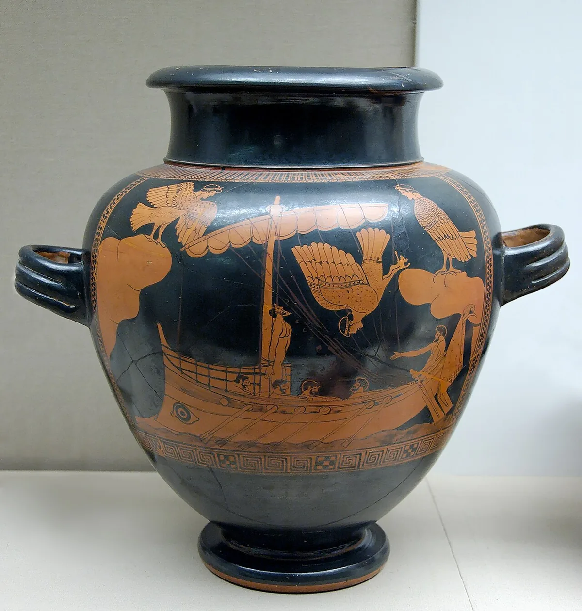 Vase grec antique à figures rouges montrant Ulysse attaché au mât face aux sirènes