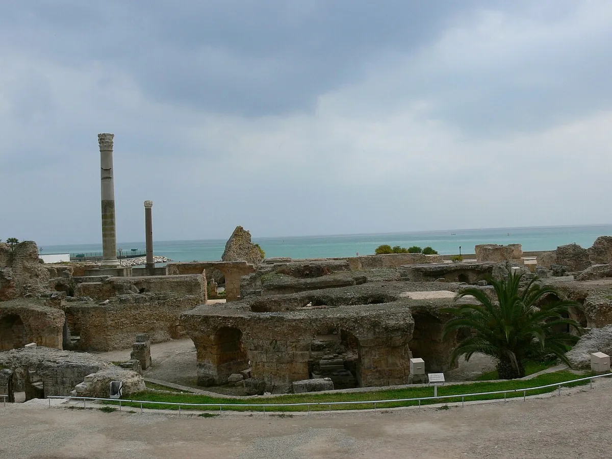 Vestiges antiques de Carthage avec colonnes et maçonneries près du golfe de Tunis