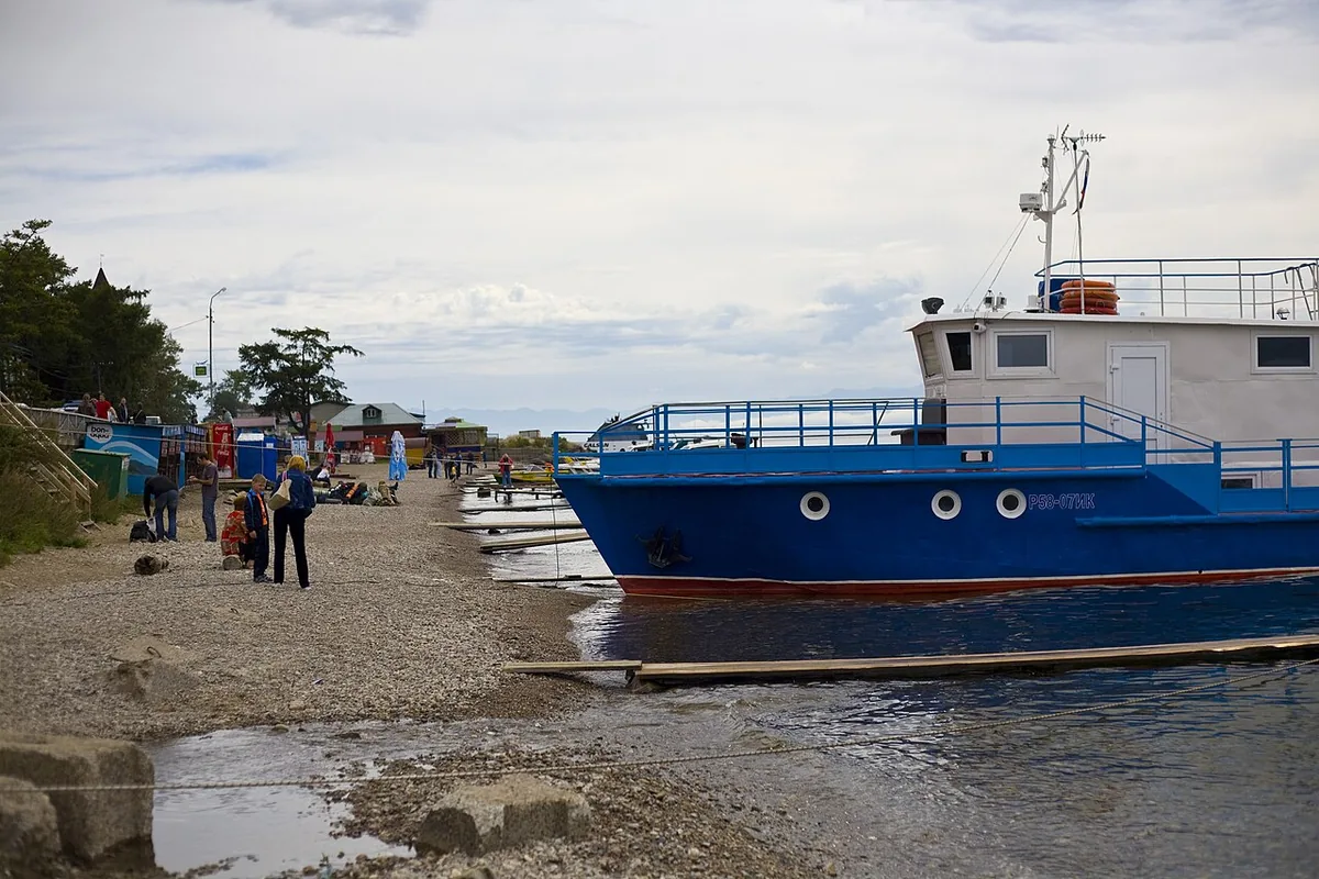 Village de Listvyanka installé sur la rive du lac Baïkal entre montagnes et eau bleue