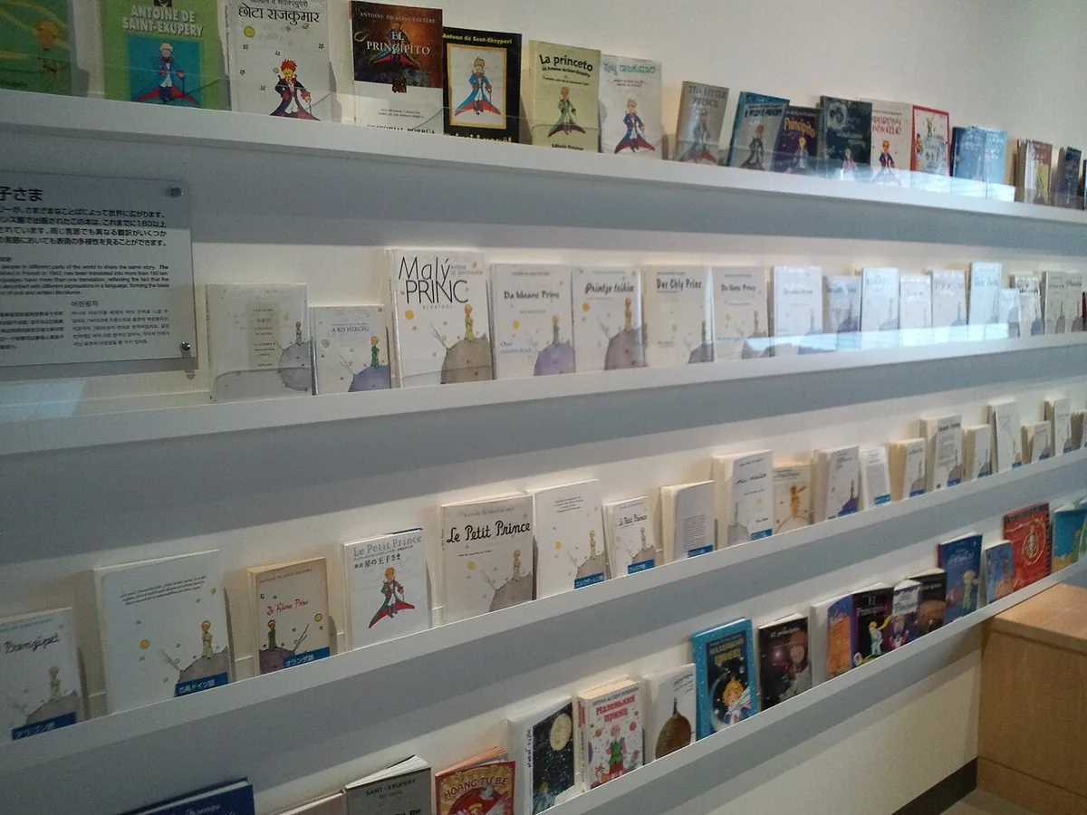 Vitrine présentant de nombreuses éditions du Petit Prince dans différentes langues au musée d'Osaka