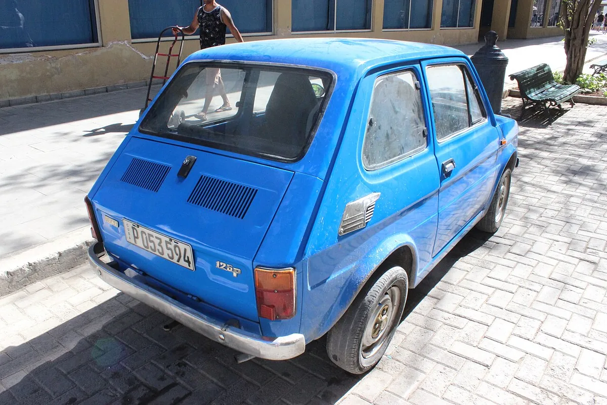 Voiture américaine ancienne bleue restaurée dans une rue de la vieille Havane, symbole du parc automobile figé