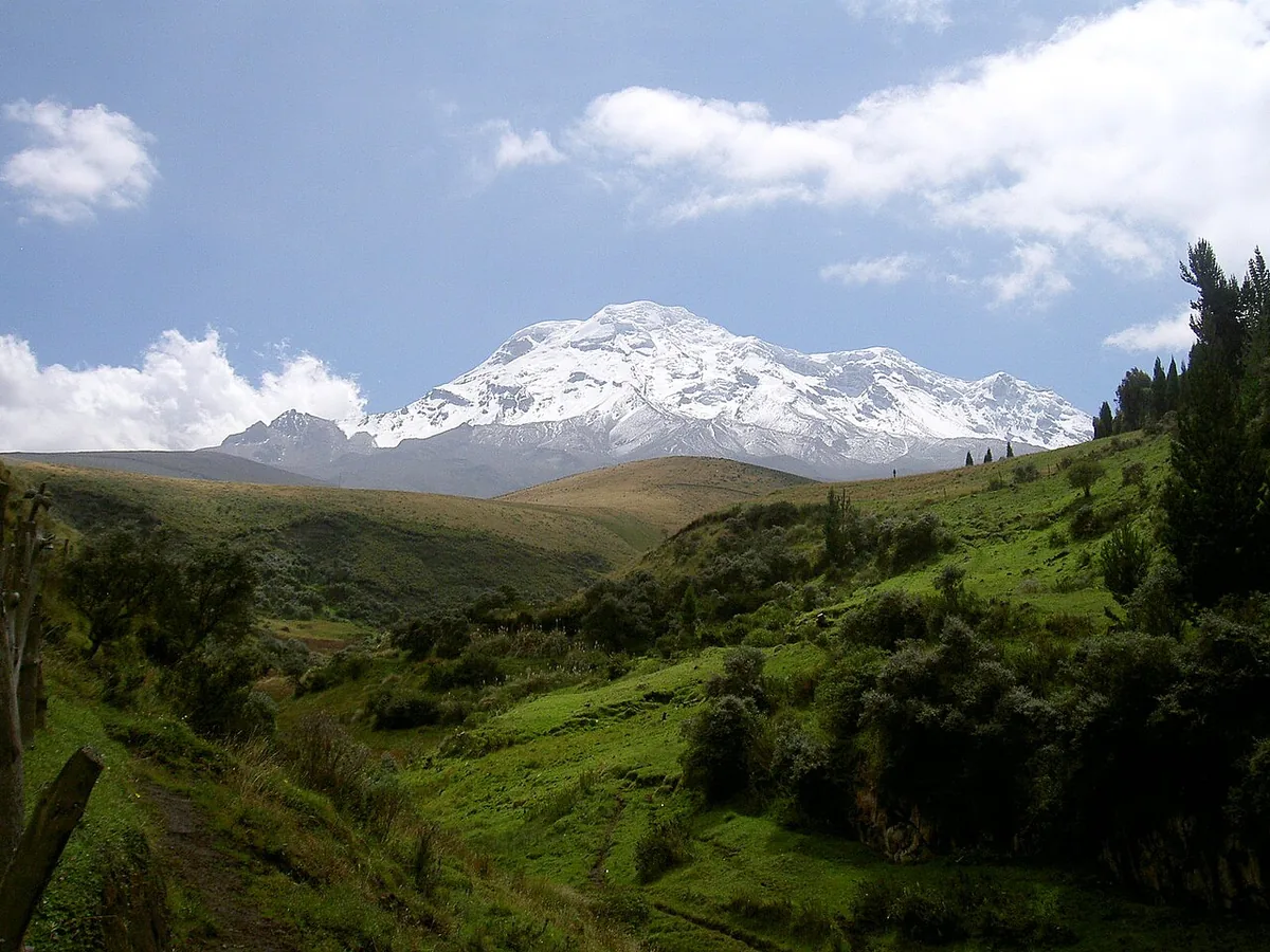 Le volcan Chimborazo enneigé en Équateur, point de la surface terrestre le plus éloigné du centre de la Terre