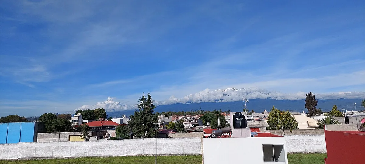 Les volcans Popocatépetl et Iztaccíhuatl enneigés dominant la vallée de Mexico