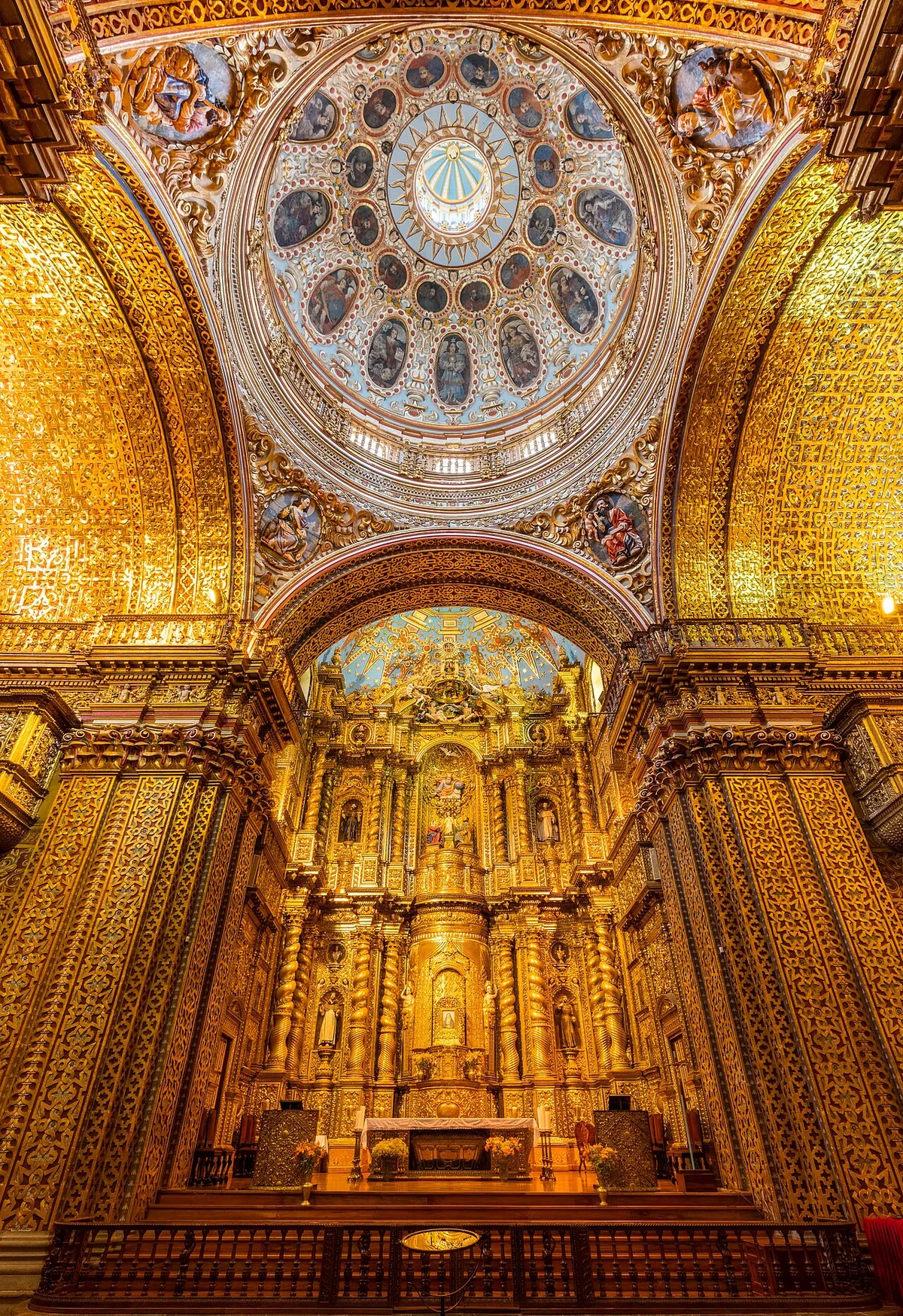 Voûte intérieure entièrement recouverte de feuilles d'or de l'église baroque de La Compañía à Quito