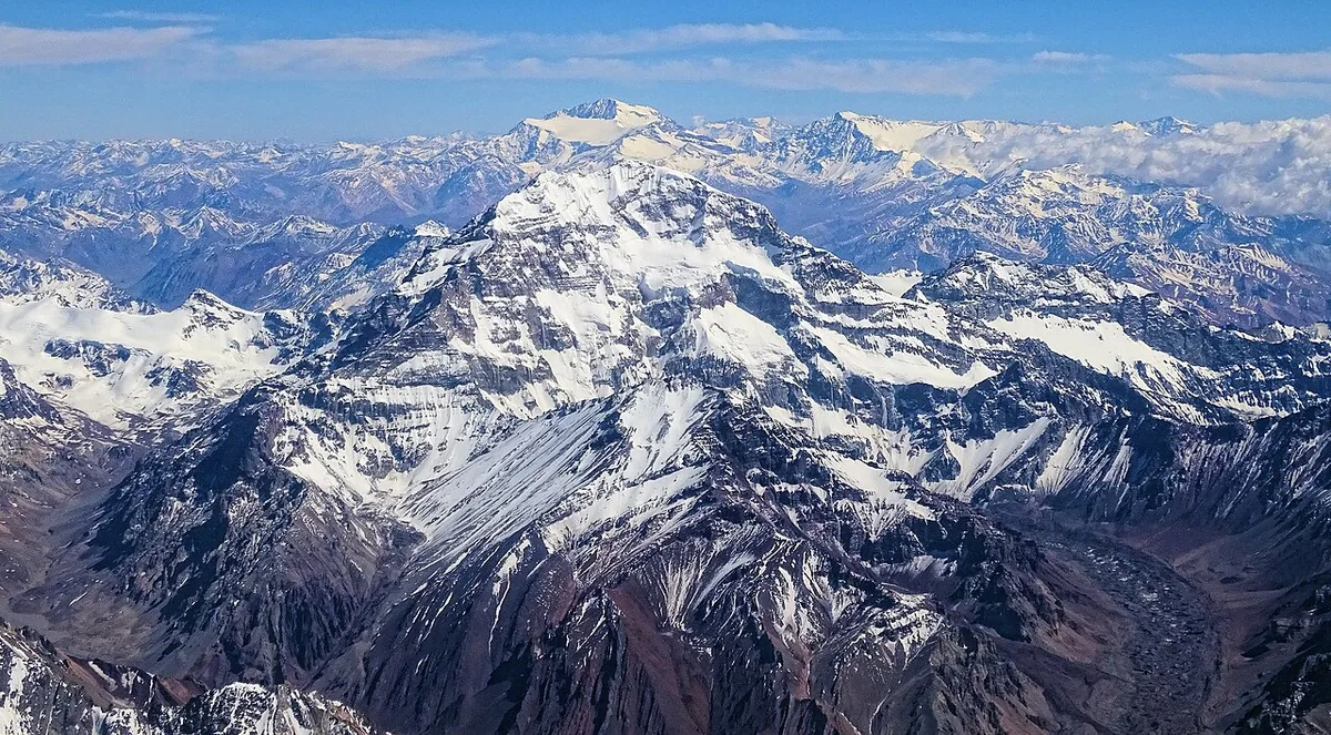 Vue aérienne de l’Aconcagua dominant les Andes entre Argentine et Chili