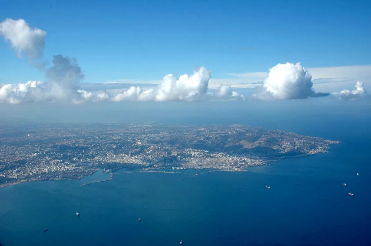 Vue aérienne de la baie d’Alger et de son littoral méditerranéen urbanisé