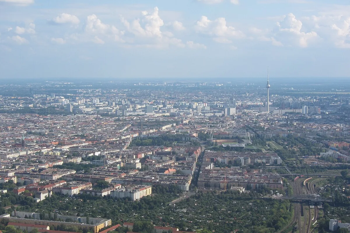 Vue aérienne de Berlin s'étendant jusqu'à l'horizon, avec la tour de télévision Fernsehturm reconnaissable à droite
