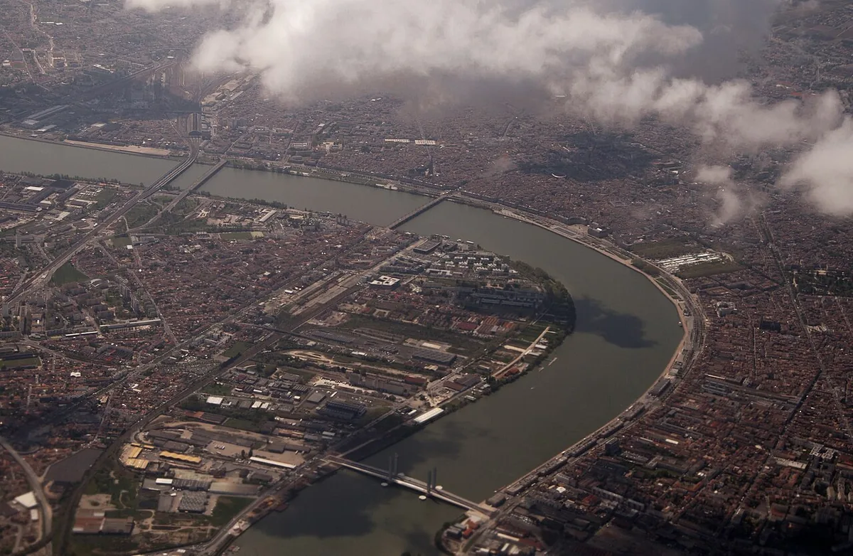Vue aérienne de Bordeaux, Garonne, quais, rive gauche, rive droite et plusieurs ponts