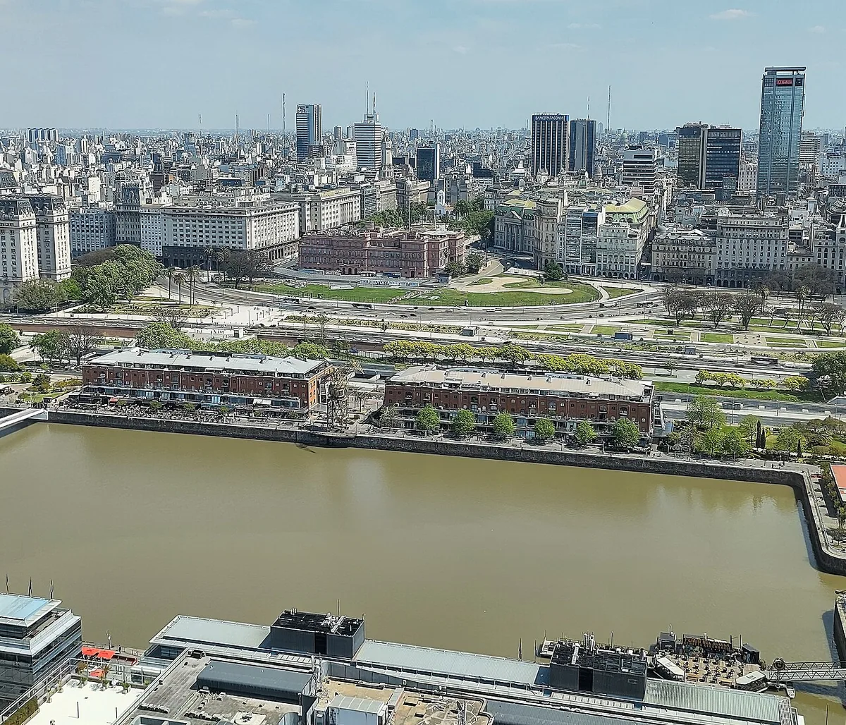 Vue aérienne de la Casa Rosada et du quartier portuaire de Puerto Madero à Buenos Aires, pouvoir politique adossé au port