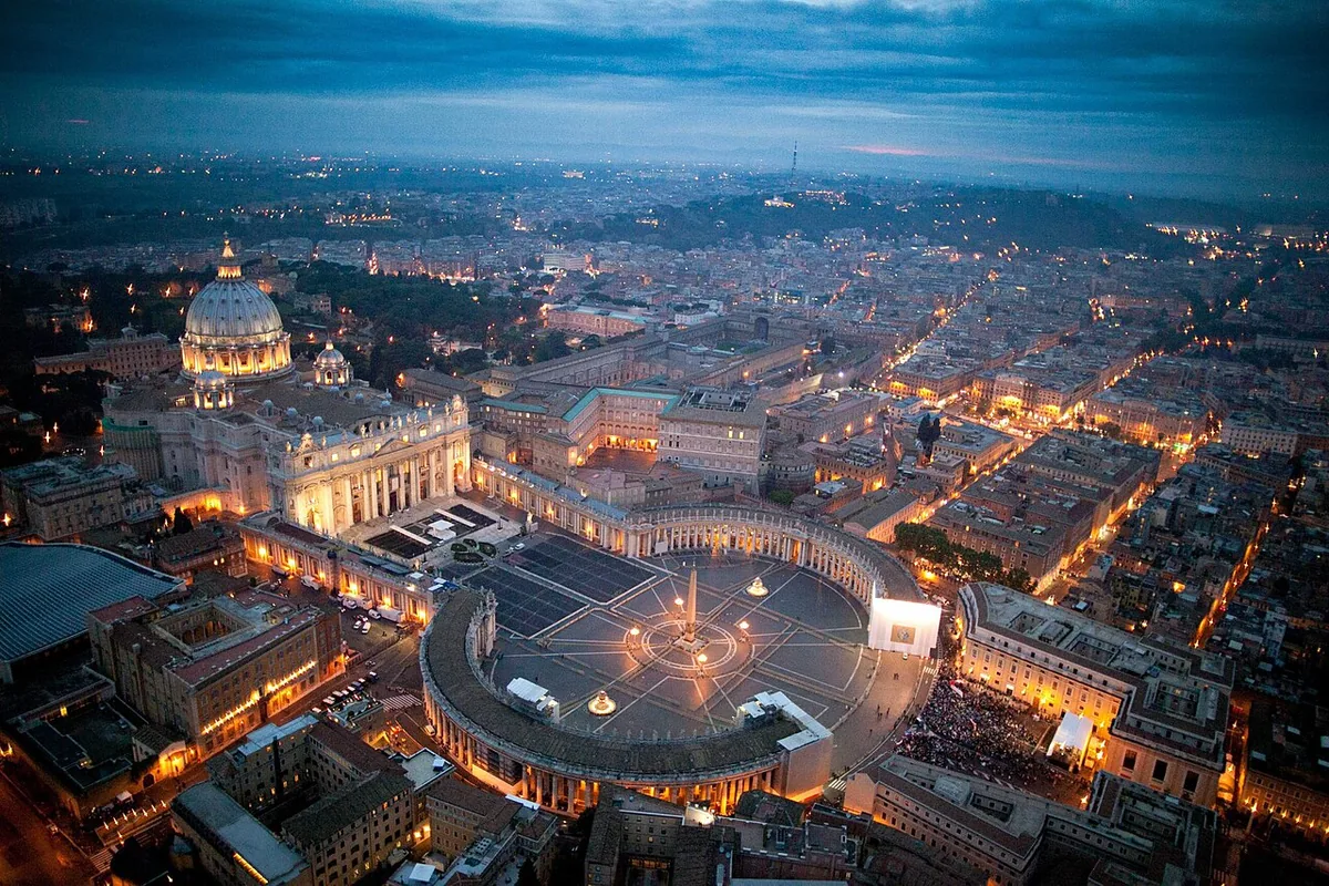 Vue aérienne au crépuscule de la cité du Vatican et de la place Saint-Pierre enclavées dans Rome