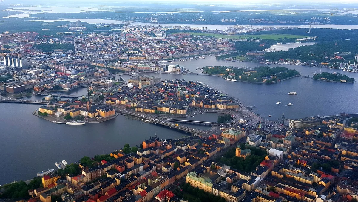 Vue aérienne de Gamla Stan, la vieille ville de Stockholm bâtie sur son île entourée d'eau