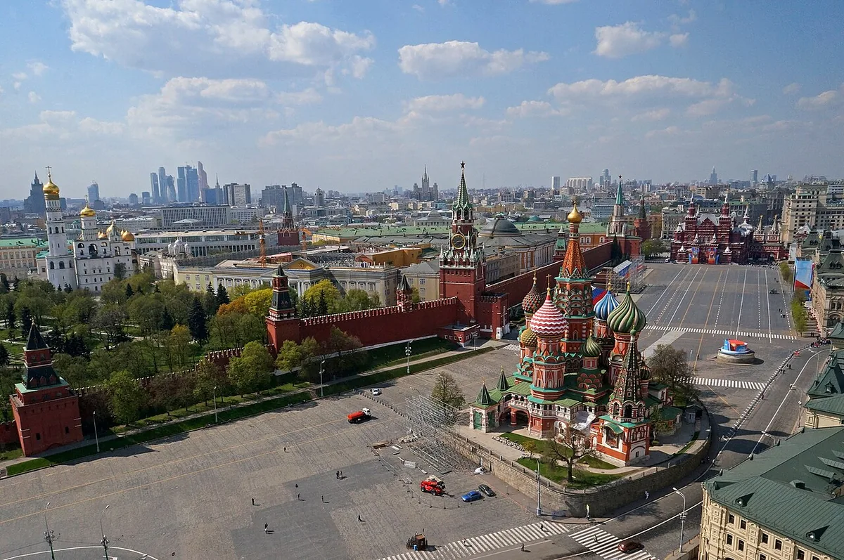 Vue aérienne du Kremlin de Moscou et de la place Rouge, forteresse de brique rouge au coeur de la capitale russe