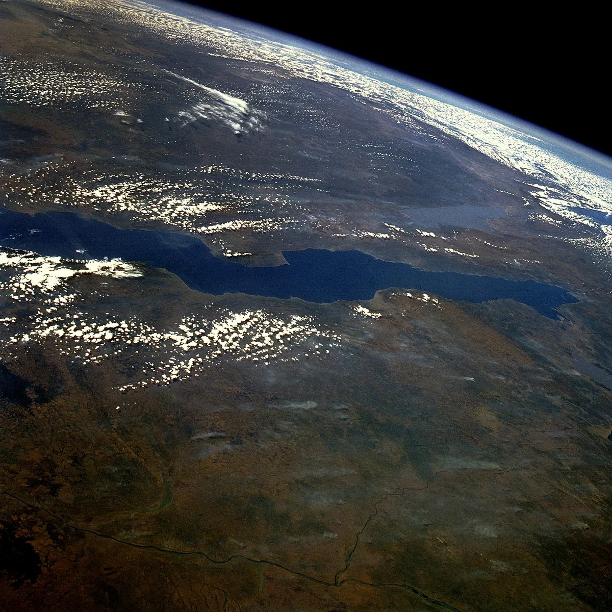 Vue aérienne du lac Tanganyika encaissé dans le Rift est-africain entre reliefs montagneux
