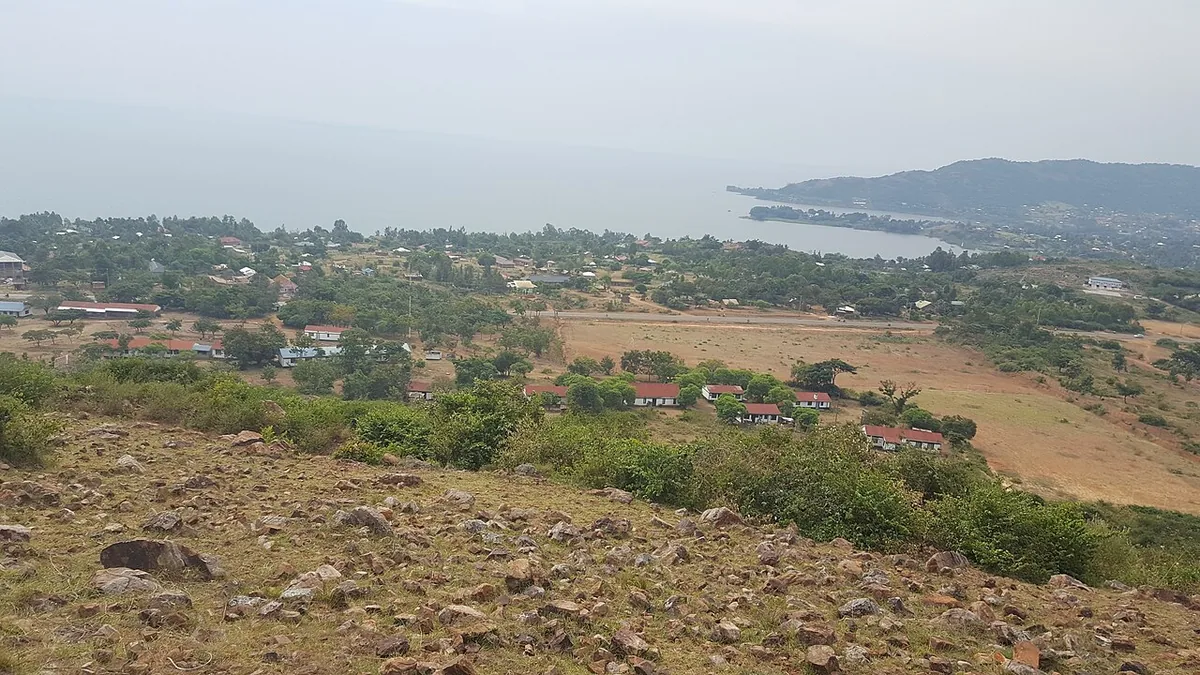 Vue aérienne du lac Victoria depuis les collines de Muunjigoo au Kenya, eau bleue et reliefs verdoyants