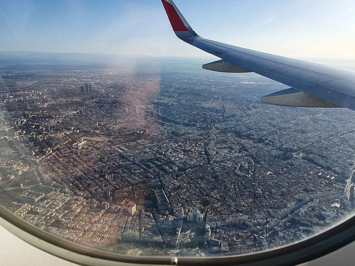 Vue aérienne de Madrid et de la Plaza de España, montrant l'étendue urbaine de la capitale espagnole