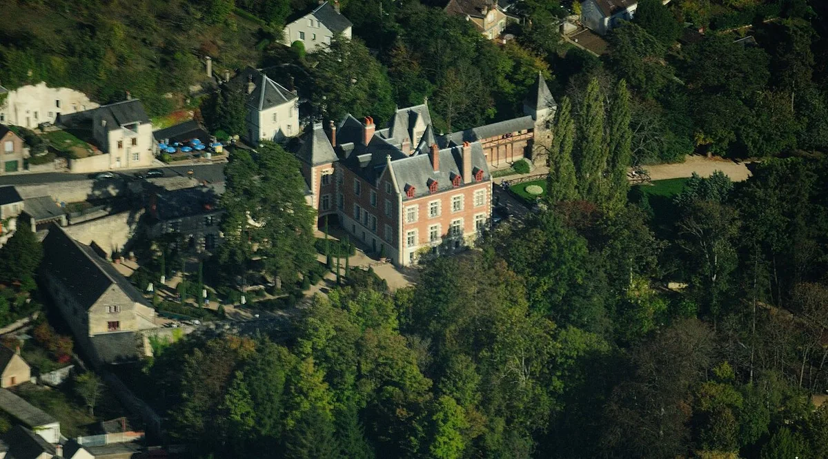 Vue aérienne du manoir du Clos-Lucé à Amboise, demeure de brique rose où Léonard de Vinci mourut en 1519