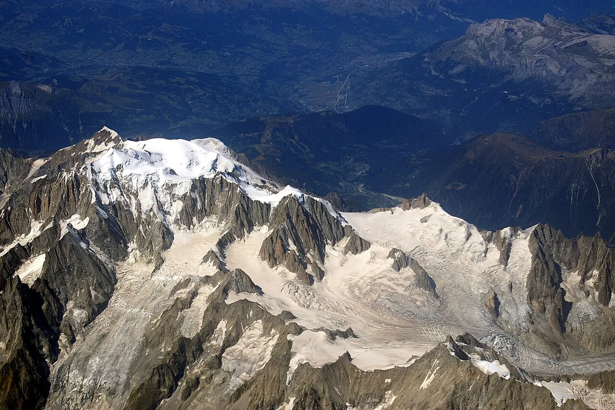 Vue aérienne du mont Blanc, glaciers et reliefs rocheux du massif alpin
