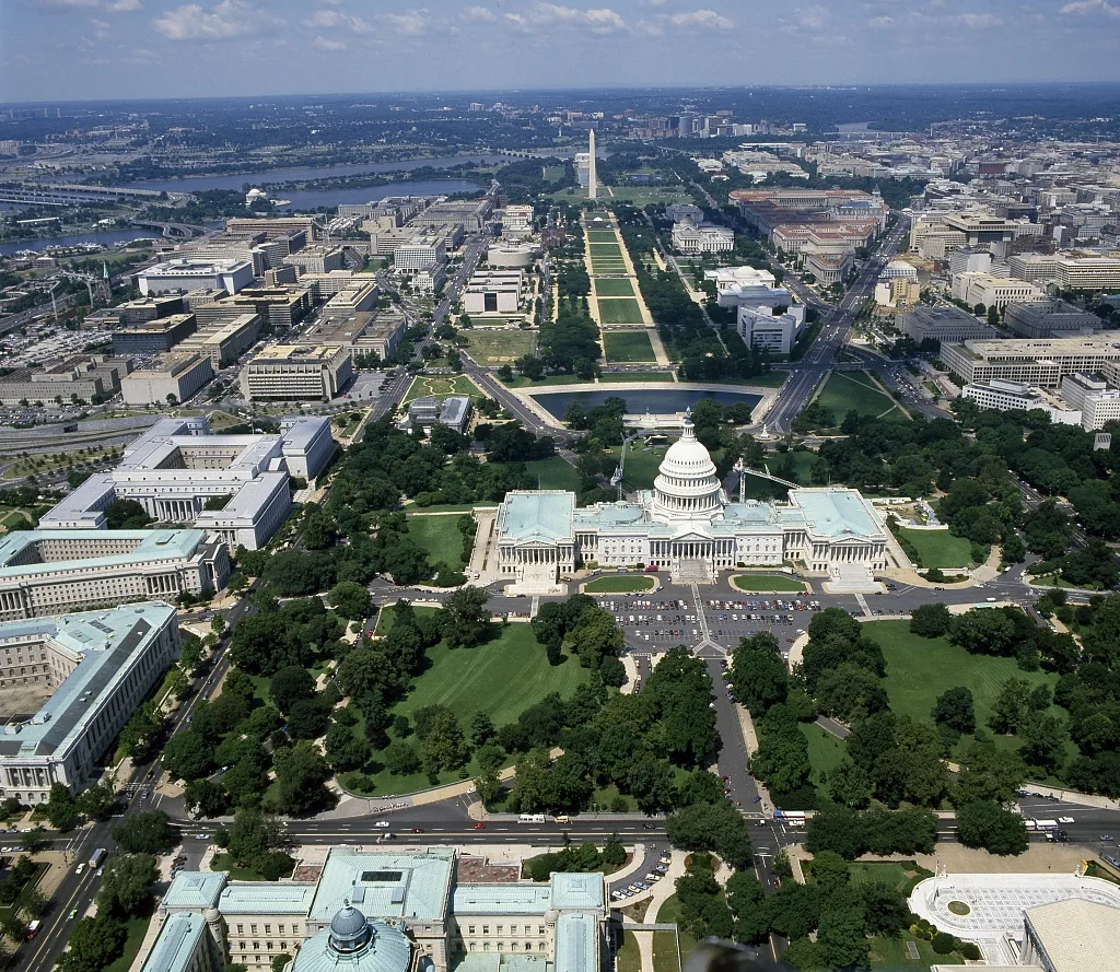 Vue aérienne du National Mall à Washington avec le Capitole au premier plan et un horizon urbain bas