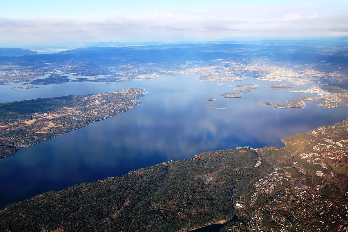 Vue aérienne de l’Oslofjord avec Oslo au fond et Nesodden sur la gauche