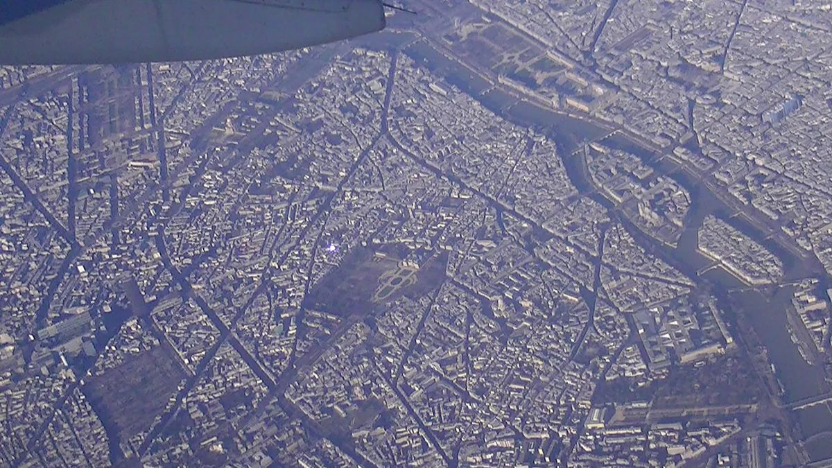 Vue aérienne de Paris montrant la Seine, le Louvre et les limites resserrées de la commune