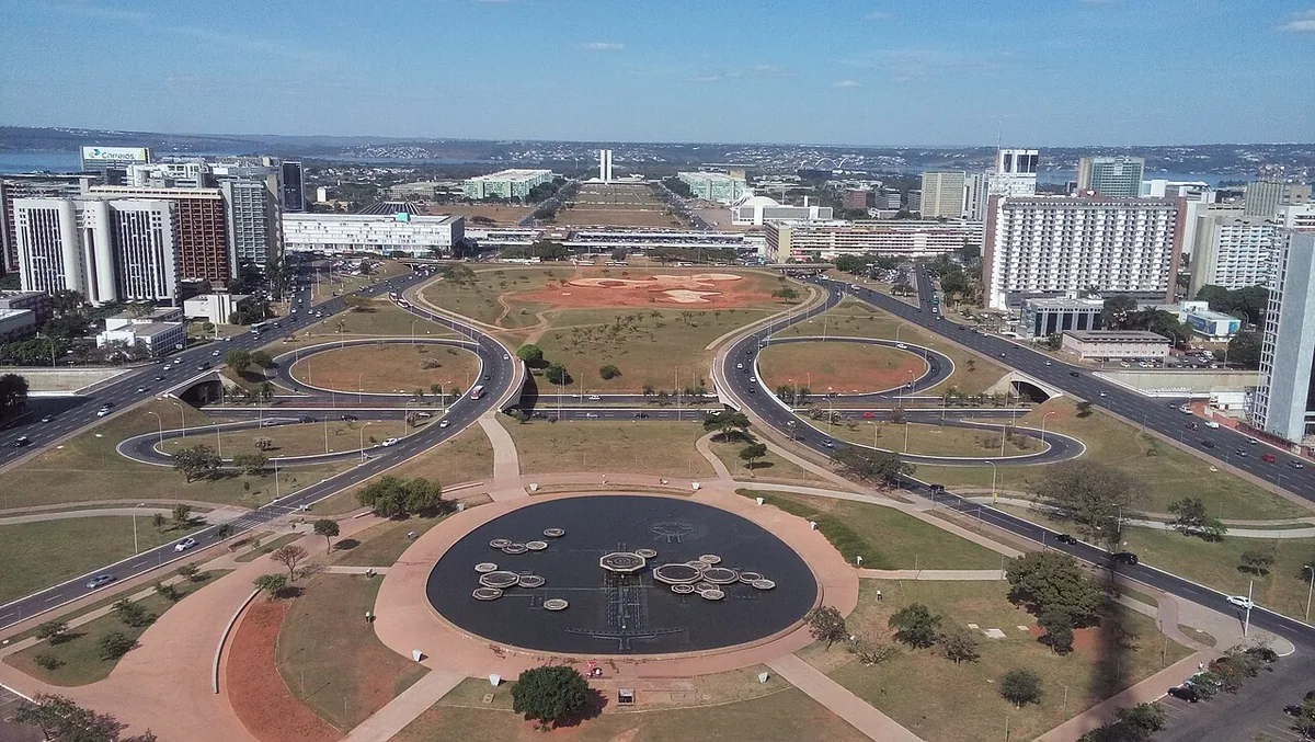 Vue aérienne du Plano Piloto de Brasília montrant le tracé en forme d'avion conçu par Lúcio Costa