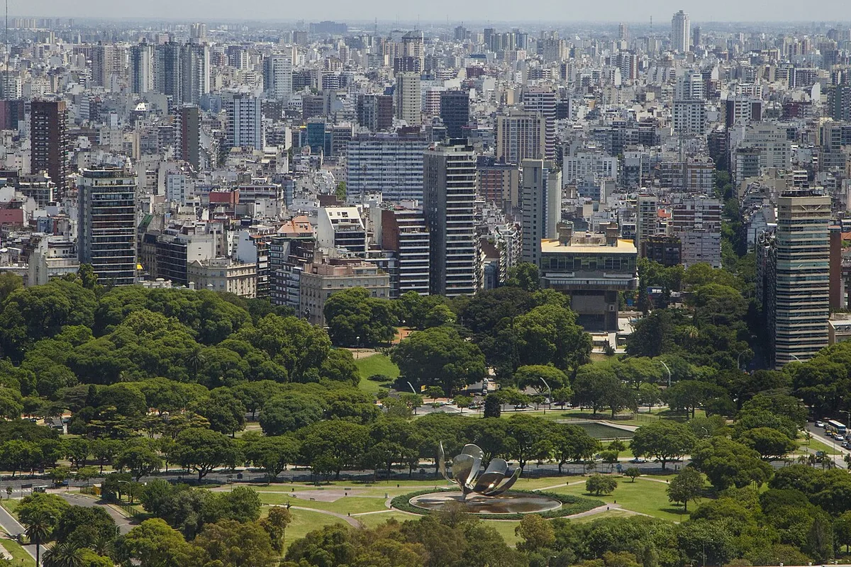 Vue aérienne du quartier dense de Recoleta à Buenos Aires, immeubles serrés et avenues larges