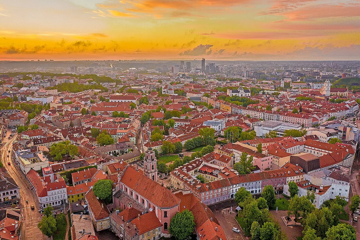 Vue aérienne de la vieille ville de Vilnius, capitale de la Lituanie, avec ses toits rouges et ses clochers baroques