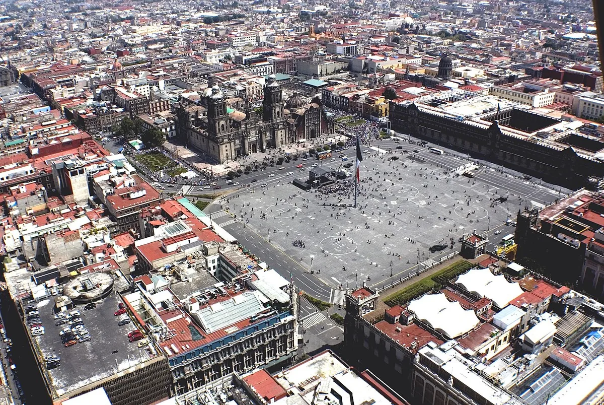 Vue aérienne du Zócalo de Mexico, grande place centrale avec la cathédrale métropolitaine et le drapeau national